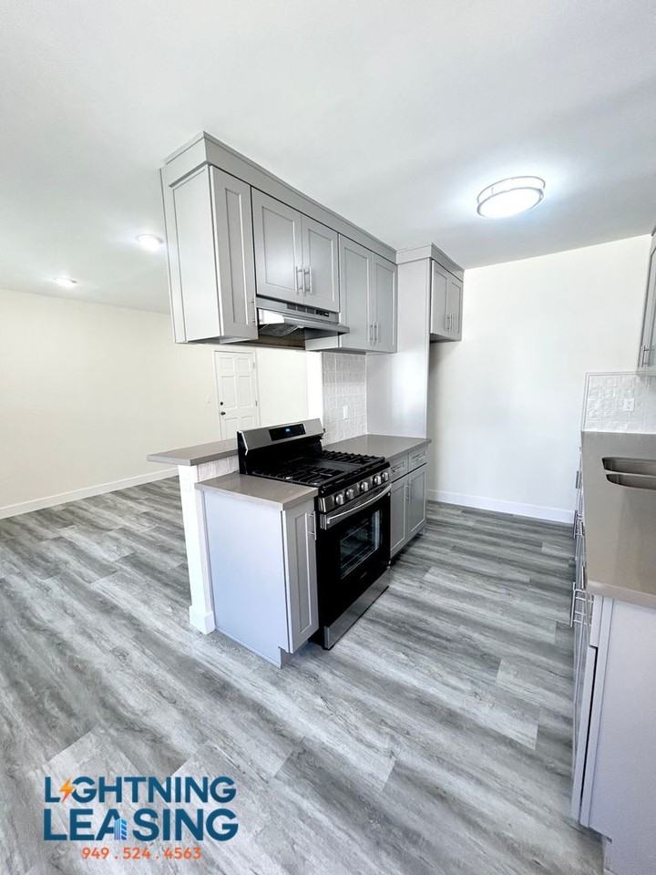 5131 1/2 Yarmouth Ave #50D - Photo 5 of 19