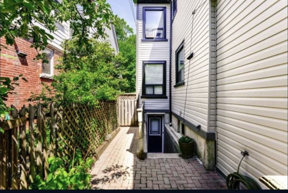 554 Clinton St - Photo 3 of 17