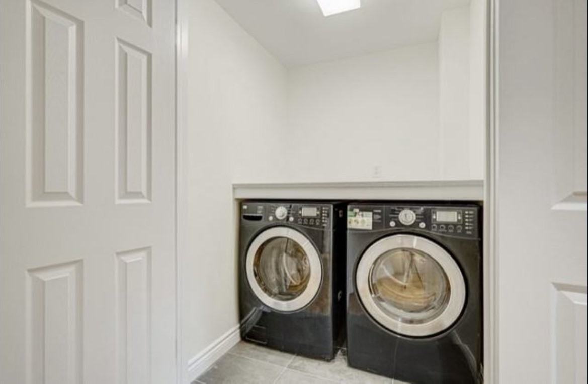 554 Clinton St - Photo 7 of 17