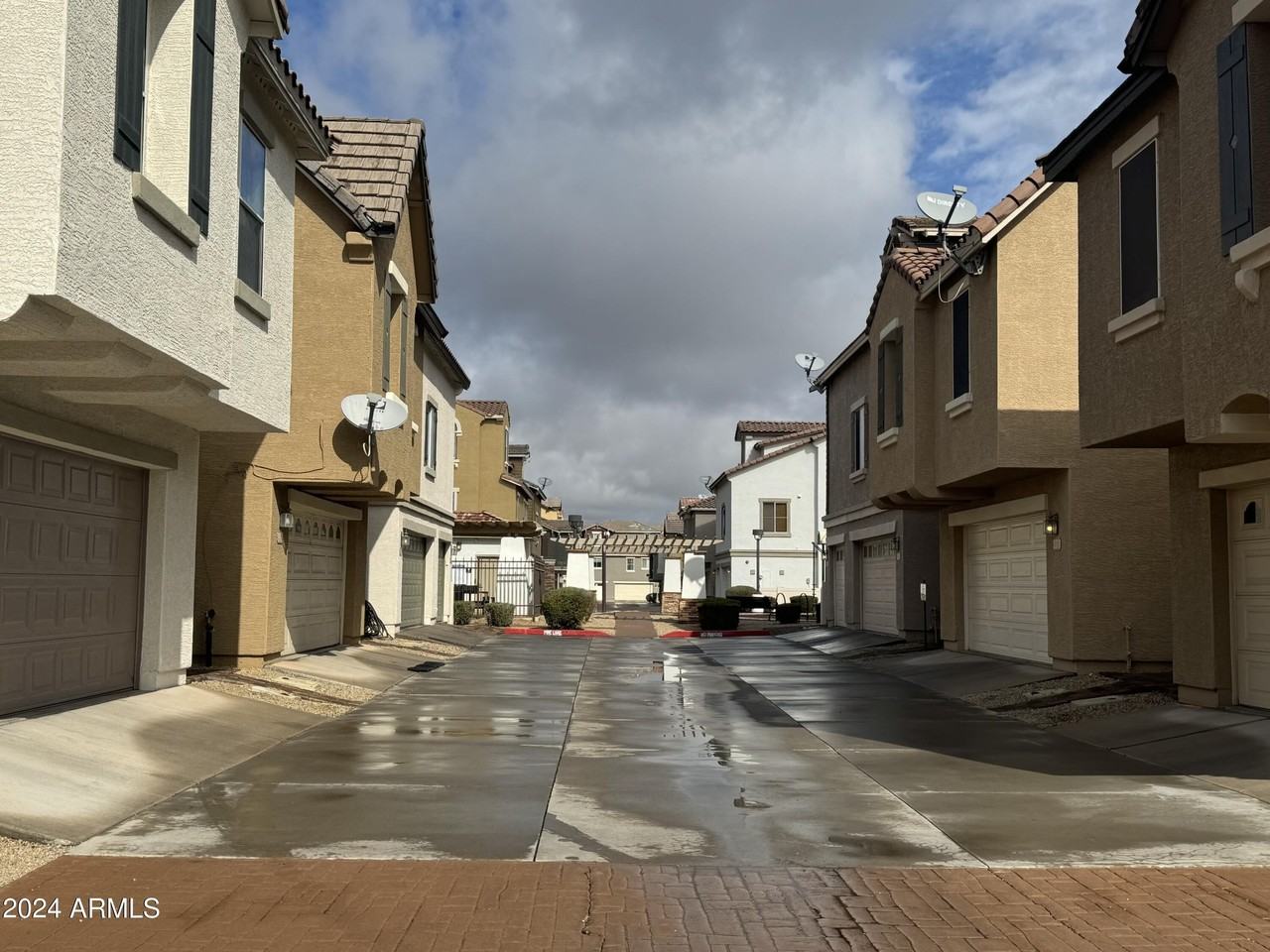 446 N Alder Ct - Photo 5 of 25