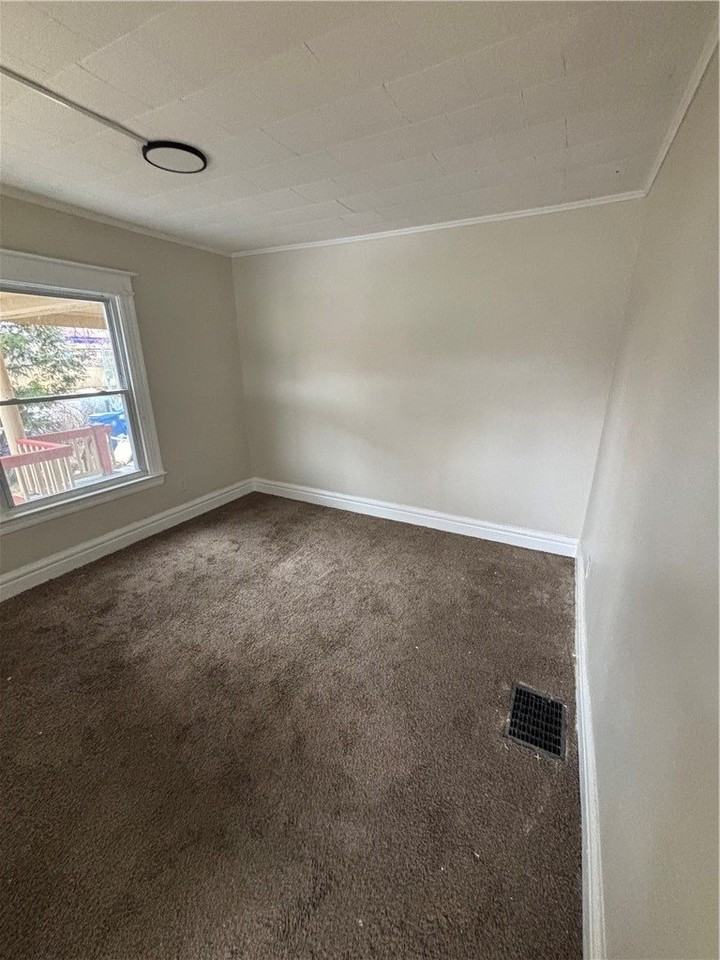 18 Kenilworth Ter - Photo 6 of 9