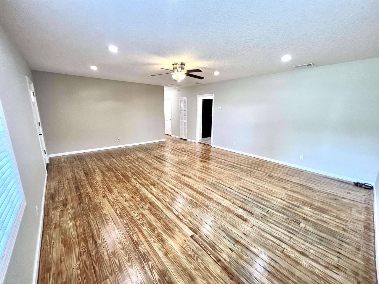 804 W 2nd St - Photo 4 of 27