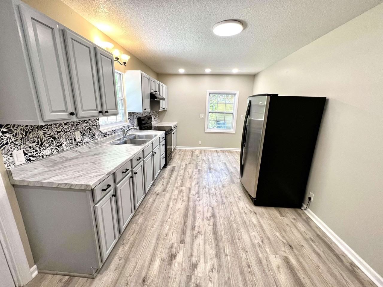 804 W 2nd St - Photo 7 of 27