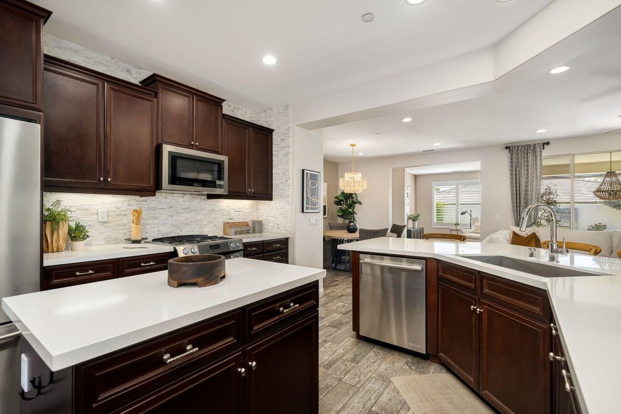 51234 Longmeadow St - Photo 4 of 30