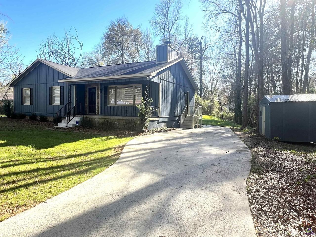 221 Jefferson Cir - Photo 2 of 38