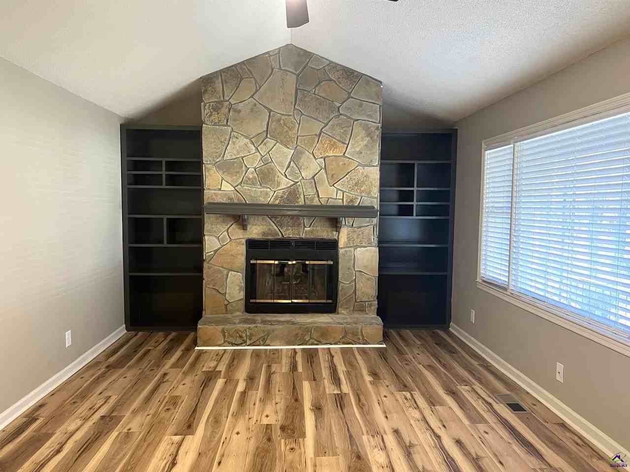 221 Jefferson Cir - Photo 3 of 38