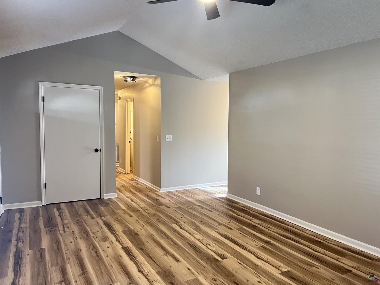 221 Jefferson Cir - Photo 4 of 38