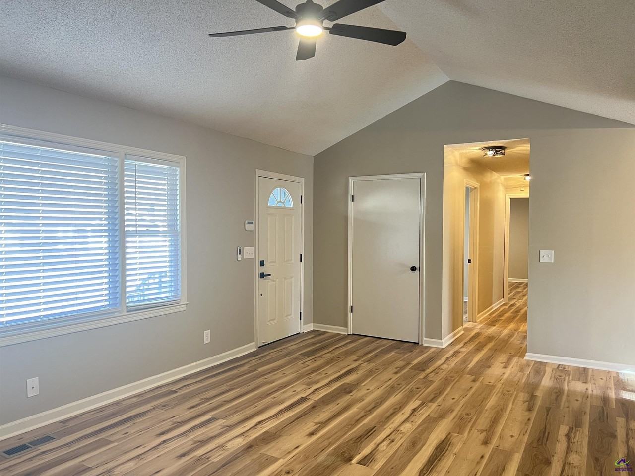 221 Jefferson Cir - Photo 5 of 38