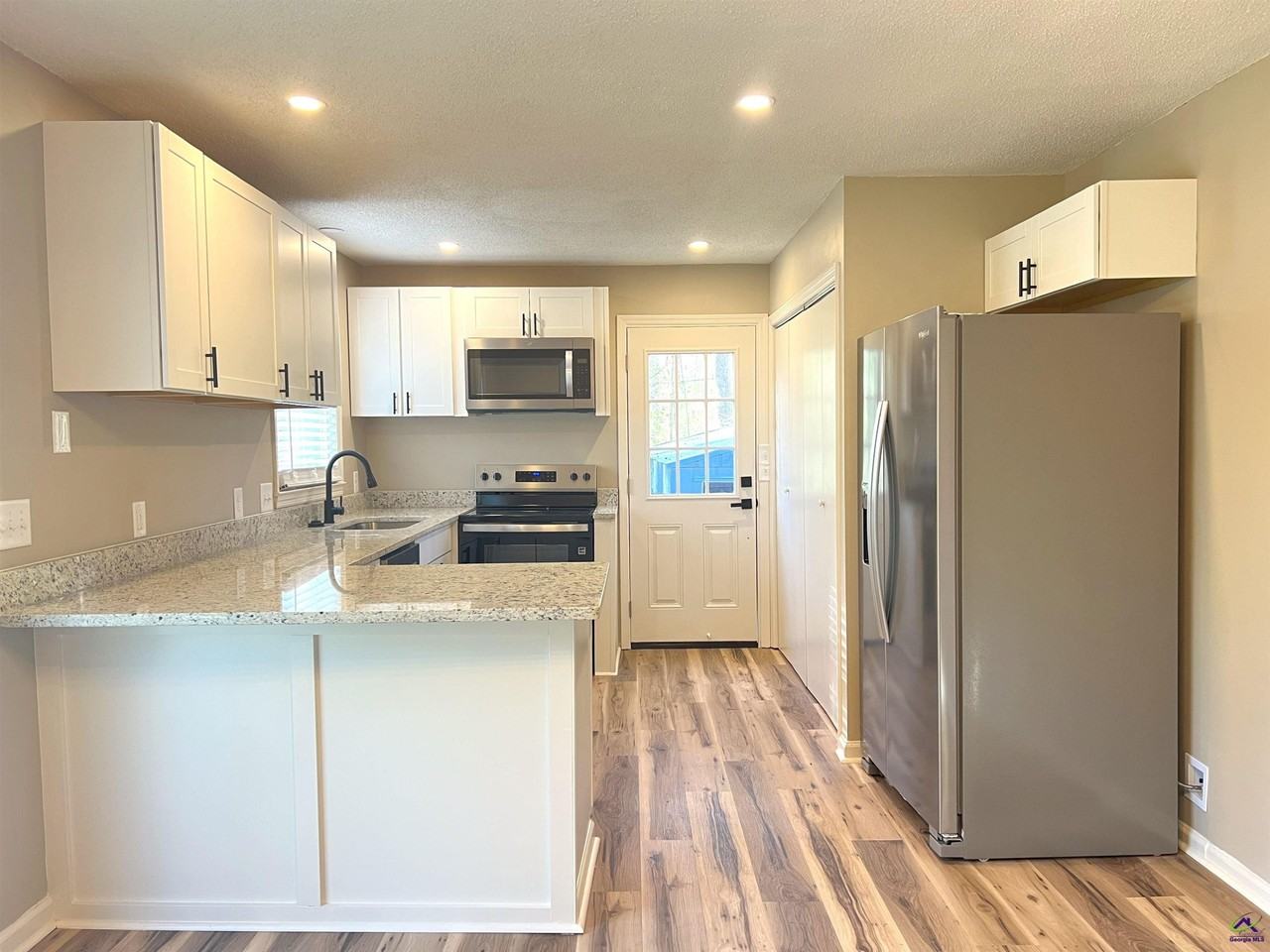 221 Jefferson Cir - Photo 7 of 38