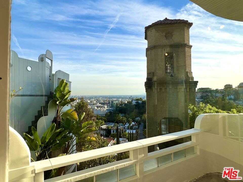 2185 BROADVIEW Ter unit: Lower - Photo 2 of 36