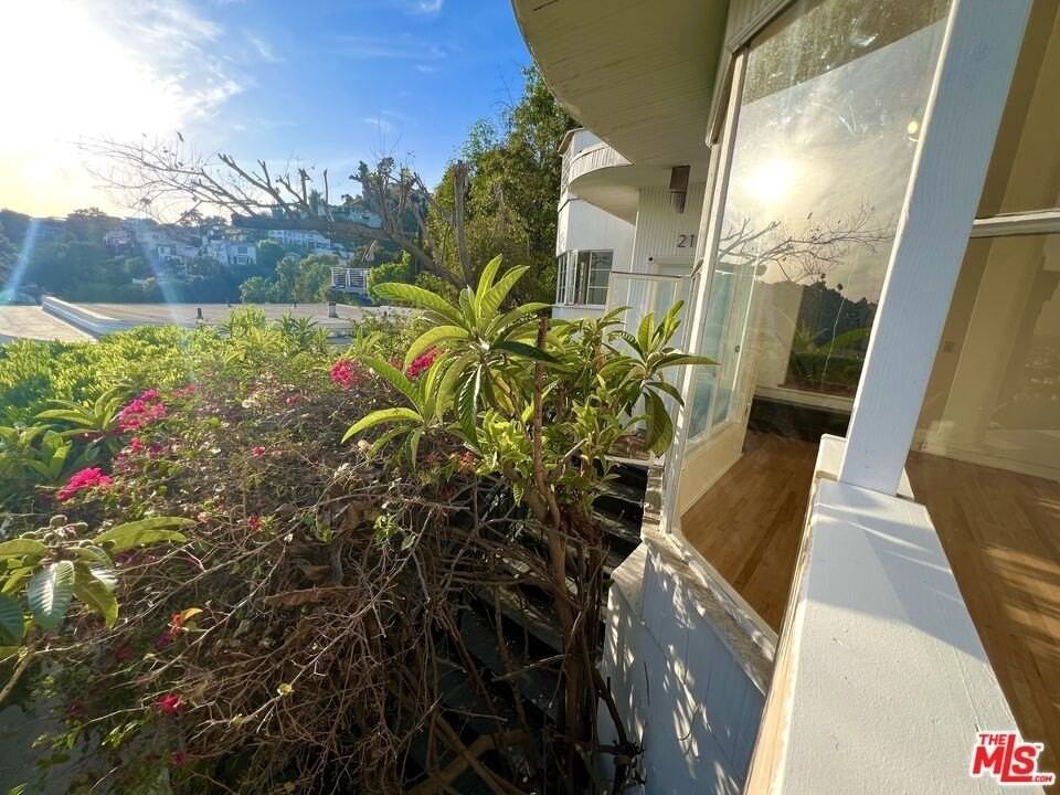 2185 BROADVIEW Ter unit: Lower - Photo 5 of 36