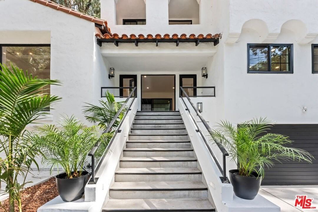 1800 Benedict Canyon Dr - Photo 4 of 21