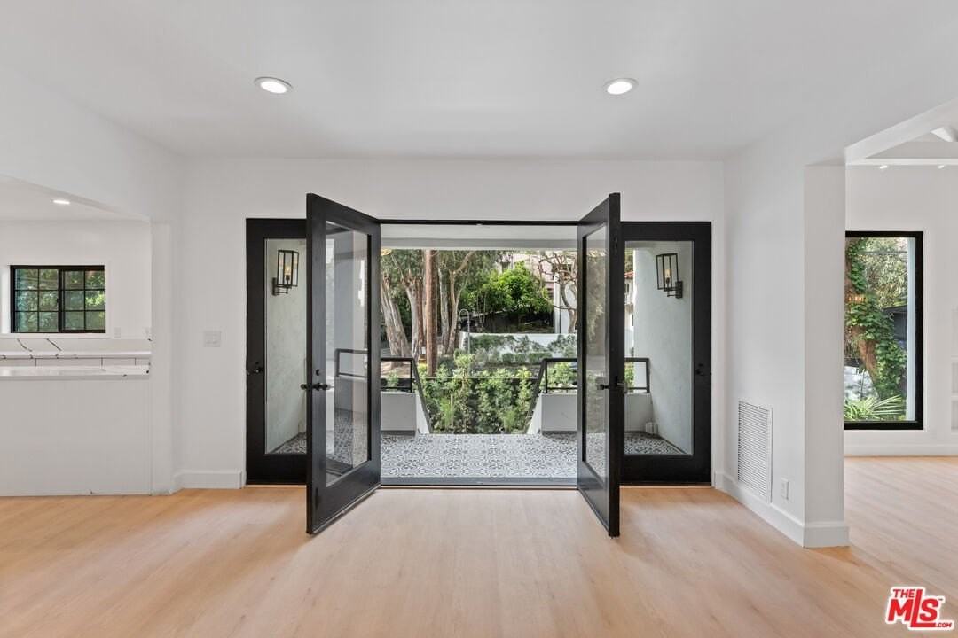 1800 Benedict Canyon Dr - Photo 5 of 21