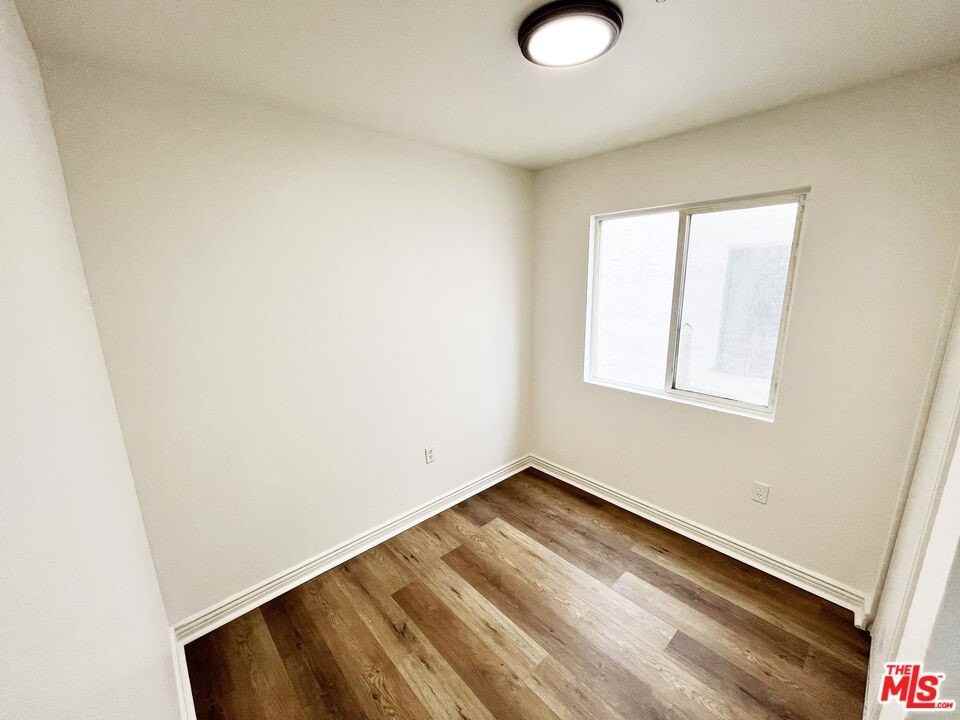 2637 S Manhattan Pl Apt 3 - Photo 6 of 14
