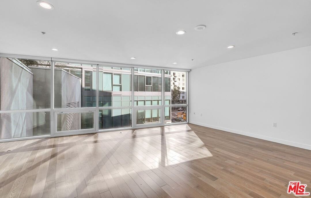 901 S Flower St Unit 401 - Photo 2 of 35