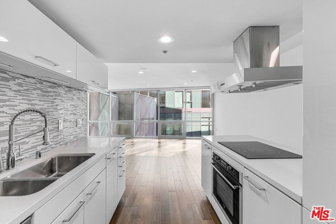 901 S Flower St Unit 401 - Photo 3 of 35