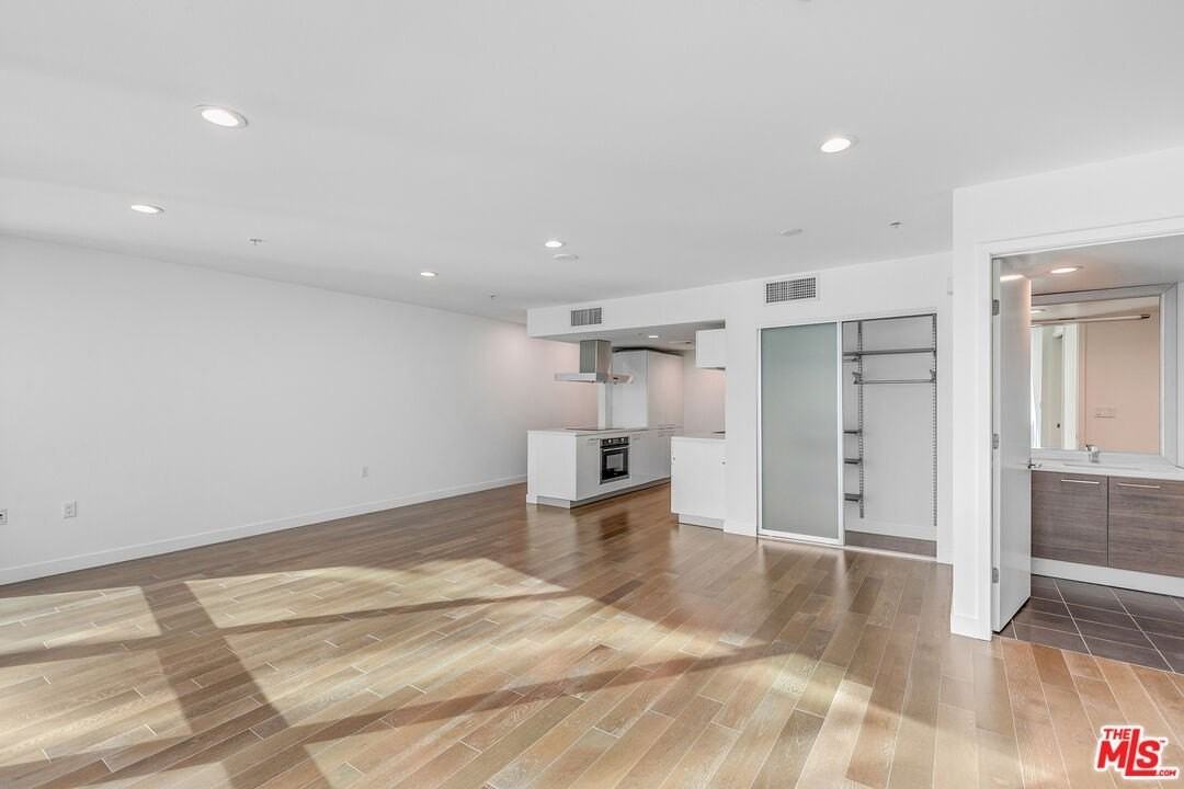 901 S Flower St Unit 401 - Photo 6 of 35