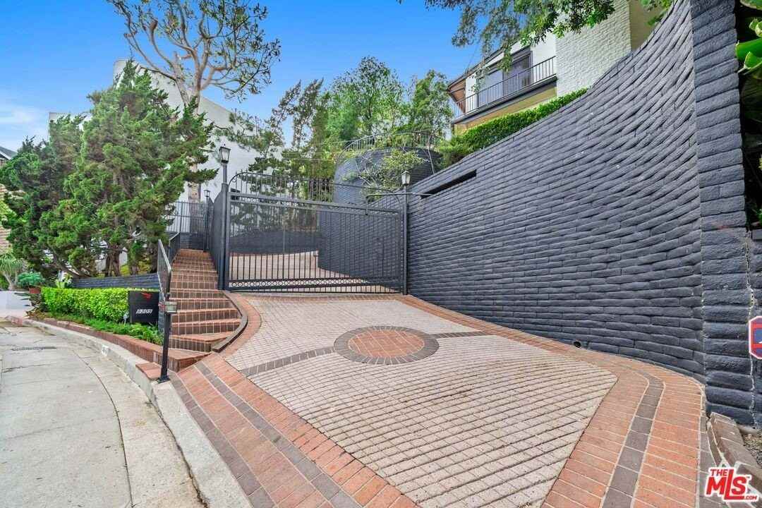 9305 Beverly Crest Dr - Photo 2 of 50