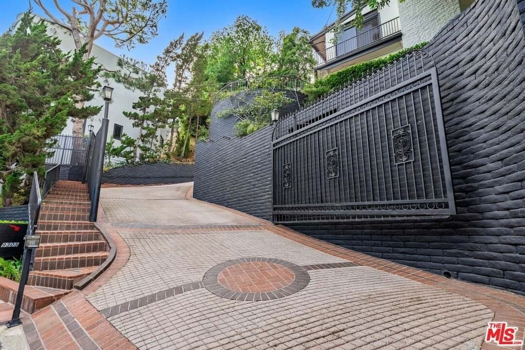 9305 Beverly Crest Dr - Photo 3 of 50