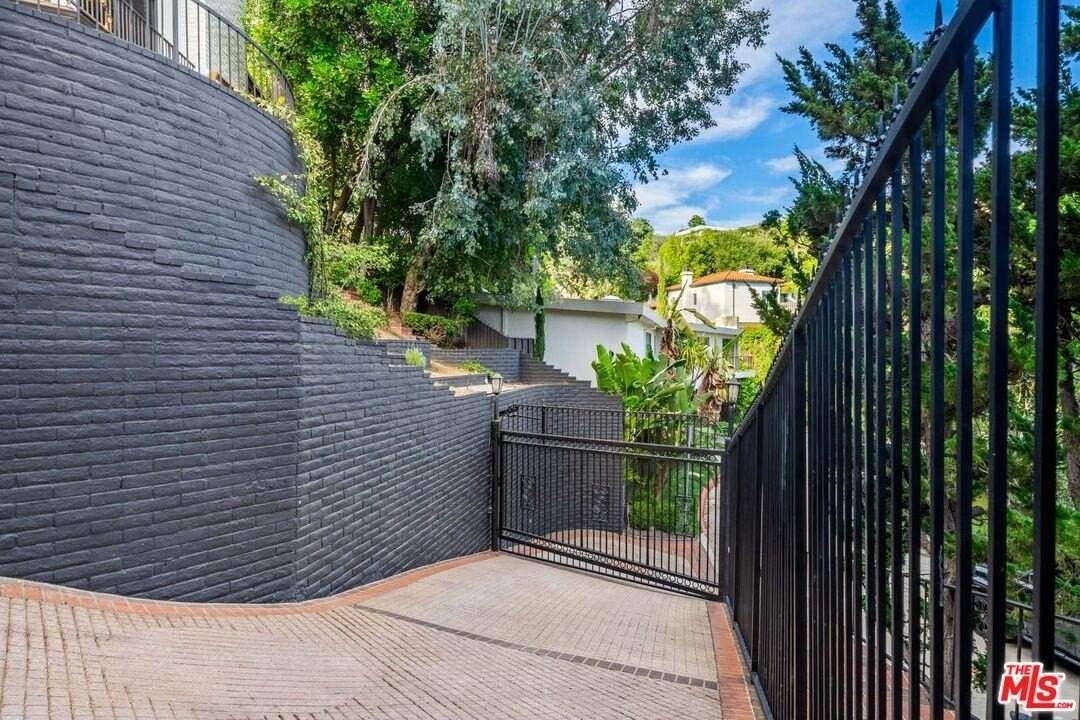 9305 Beverly Crest Dr - Photo 6 of 50