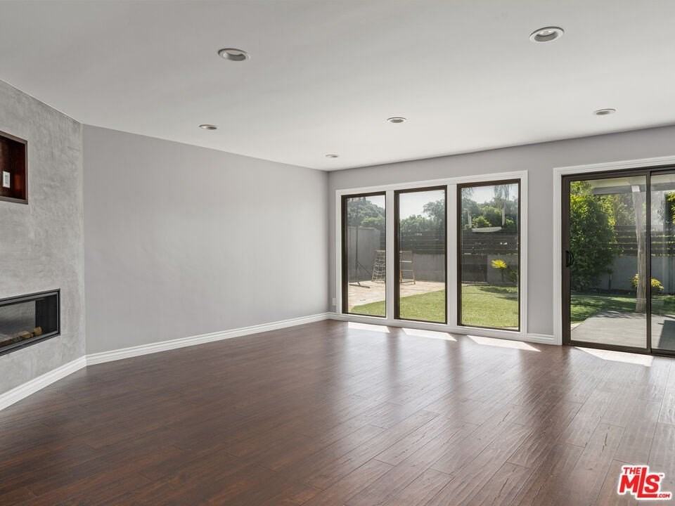 7630 W 91st St - Photo 3 of 33