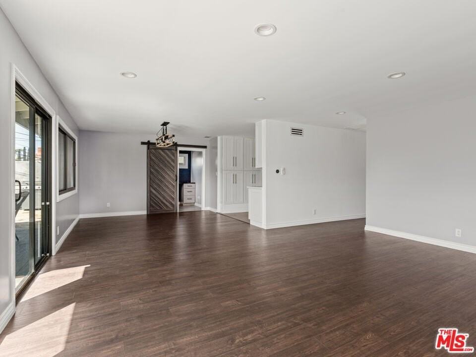 7630 W 91st St - Photo 5 of 33