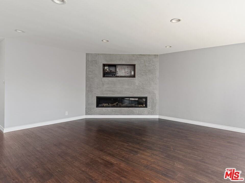 7630 W 91st St - Photo 6 of 33