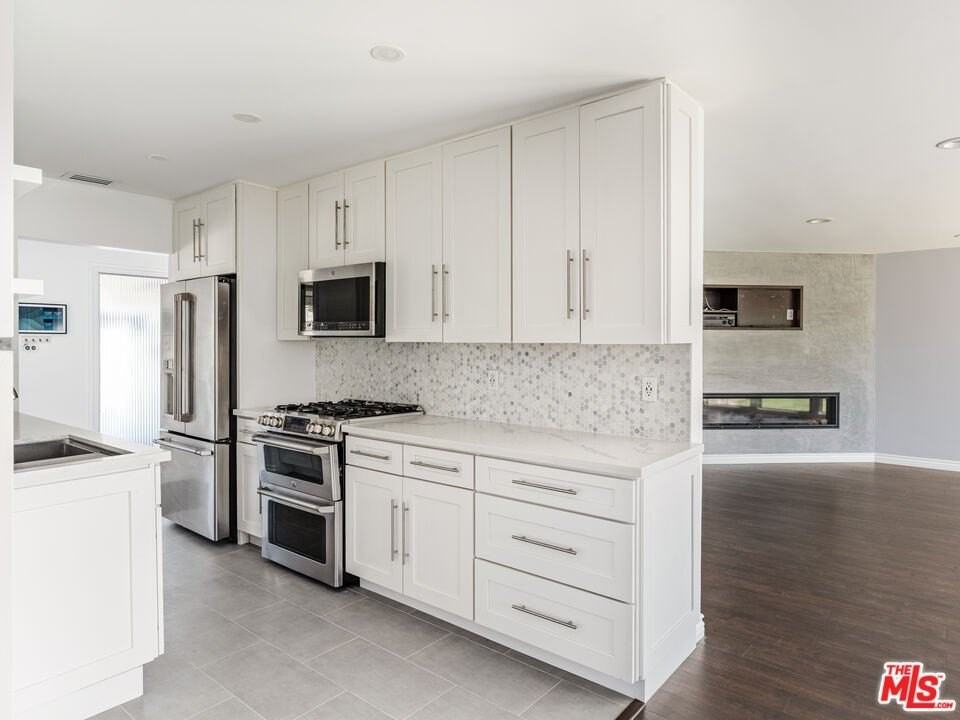 7630 W 91st St - Photo 7 of 33