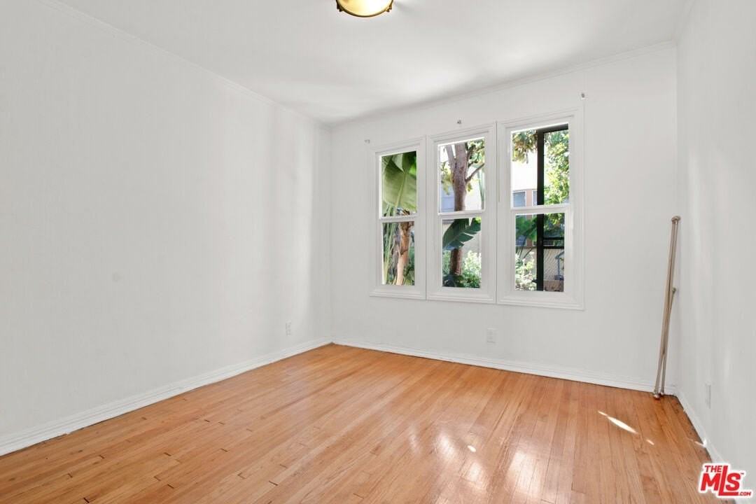 1388 Edgecliffe Dr - Photo 4 of 6