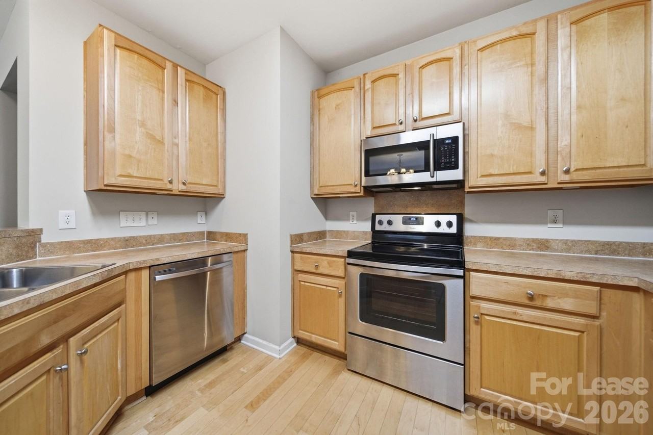 16528 Kettlewell Ln - Photo 4 of 37