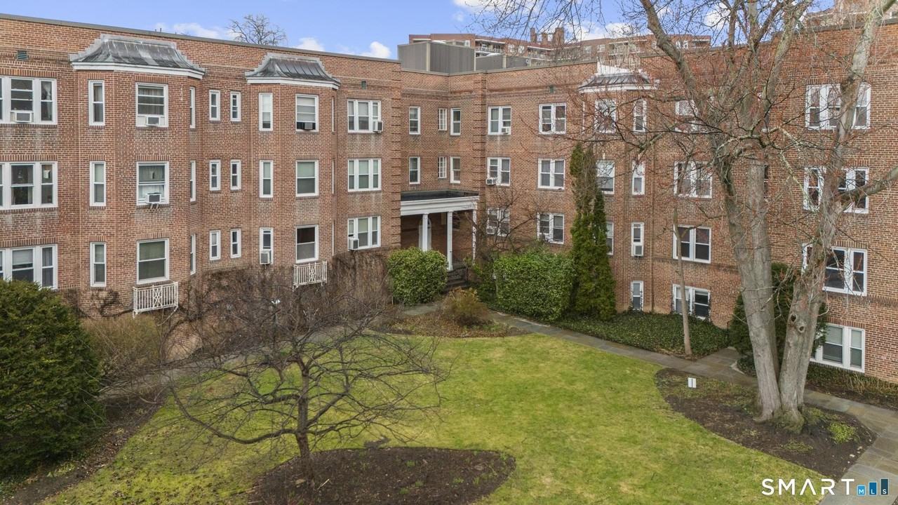 70 Strawberry Hill Ave Apt 2-2e - Photo 2 of 32