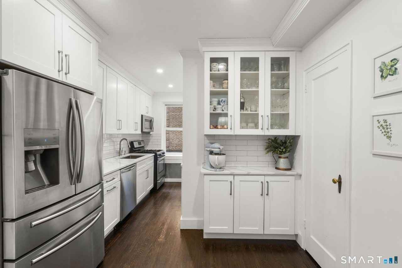 70 Strawberry Hill Ave Apt 2-2e - Photo 4 of 32