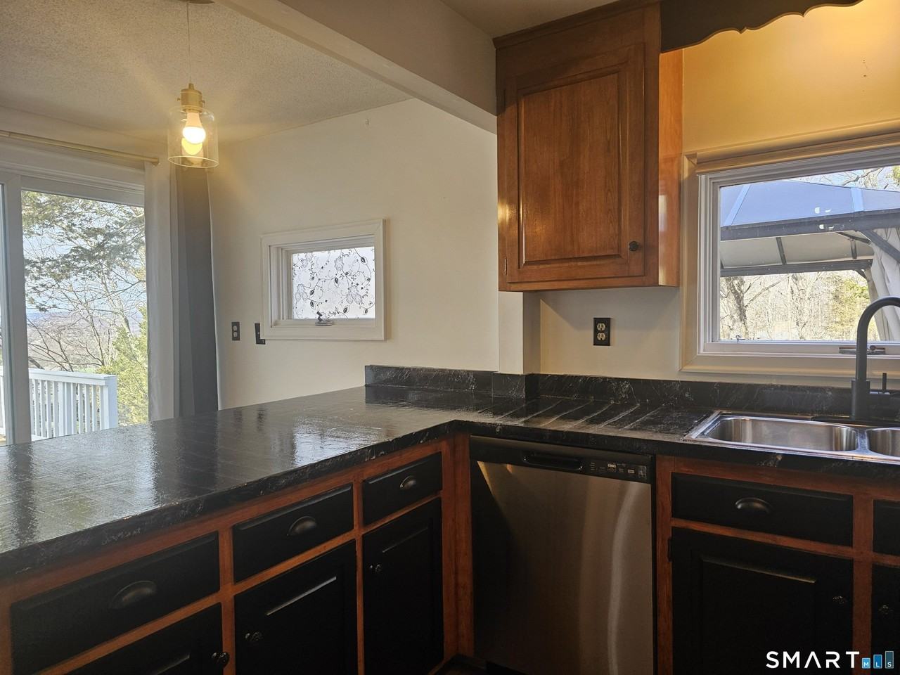 932 Saybrook Rd - Photo 6 of 40