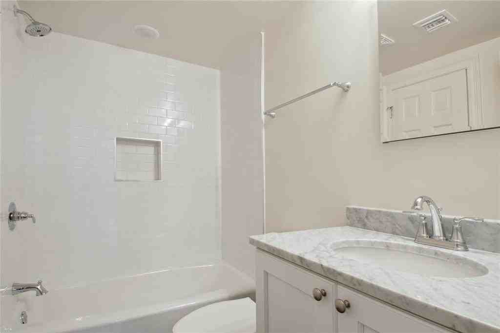 438 Dauphine St Apt 3b - Photo 3 of 6