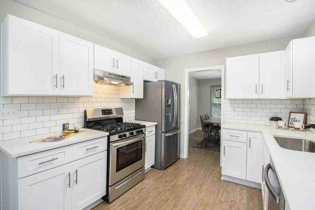 140 Crabtree Dr - Photo 3 of 24