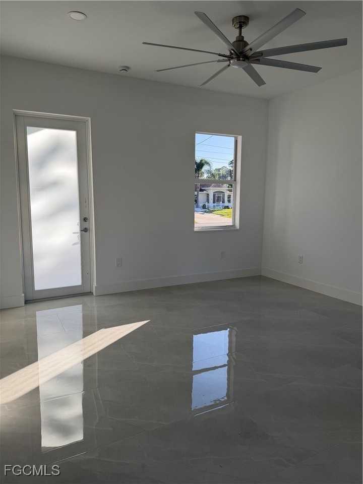 1037 Macy St E - Photo 5 of 27