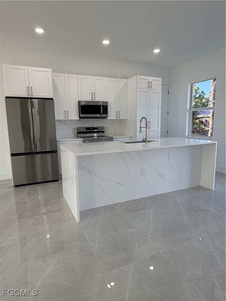 1037 Macy St E - Photo 6 of 27