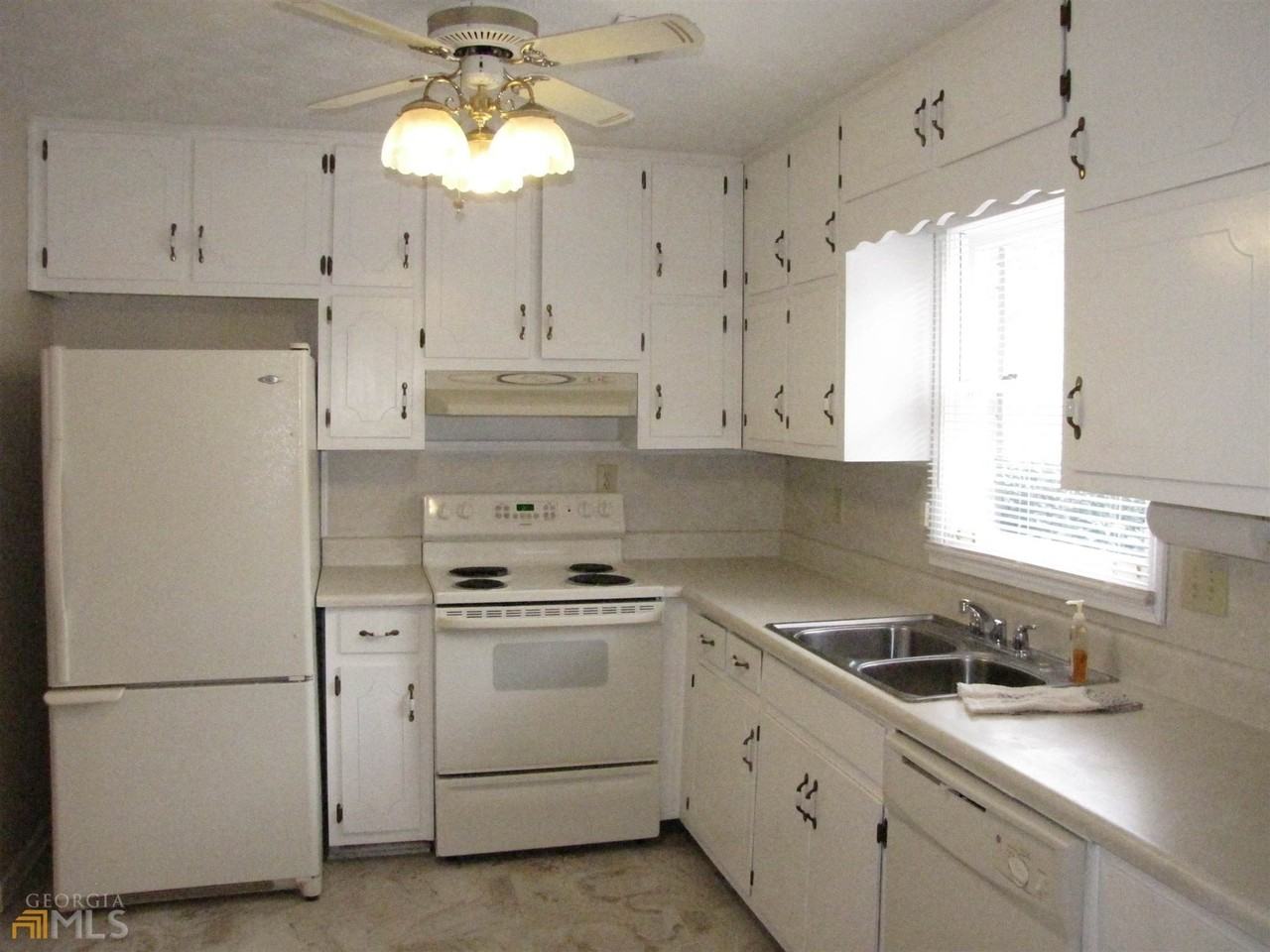 445 Williamsburg Way - Photo 2 of 11