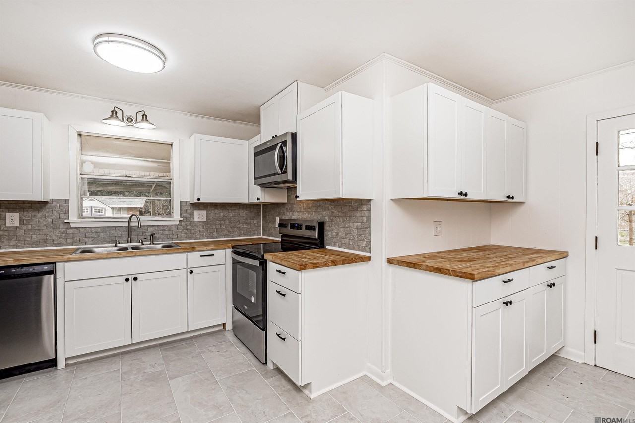 9267 Kingcrest Pkwy - Photo 3 of 12