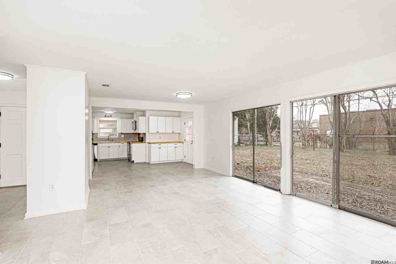 9267 Kingcrest Pkwy - Photo 4 of 12