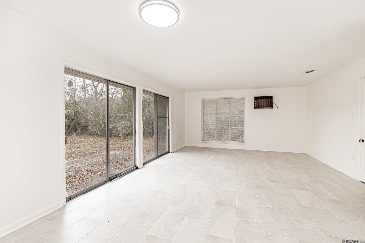 9267 Kingcrest Pkwy - Photo 5 of 12