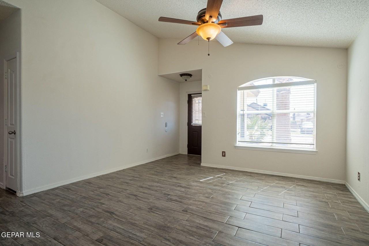 403 Wisconsin Ct - Photo 4 of 21