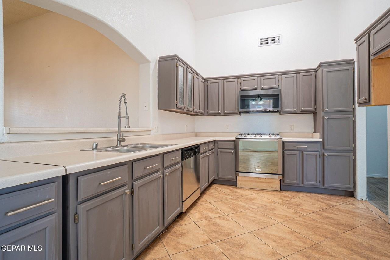 403 Wisconsin Ct - Photo 7 of 21