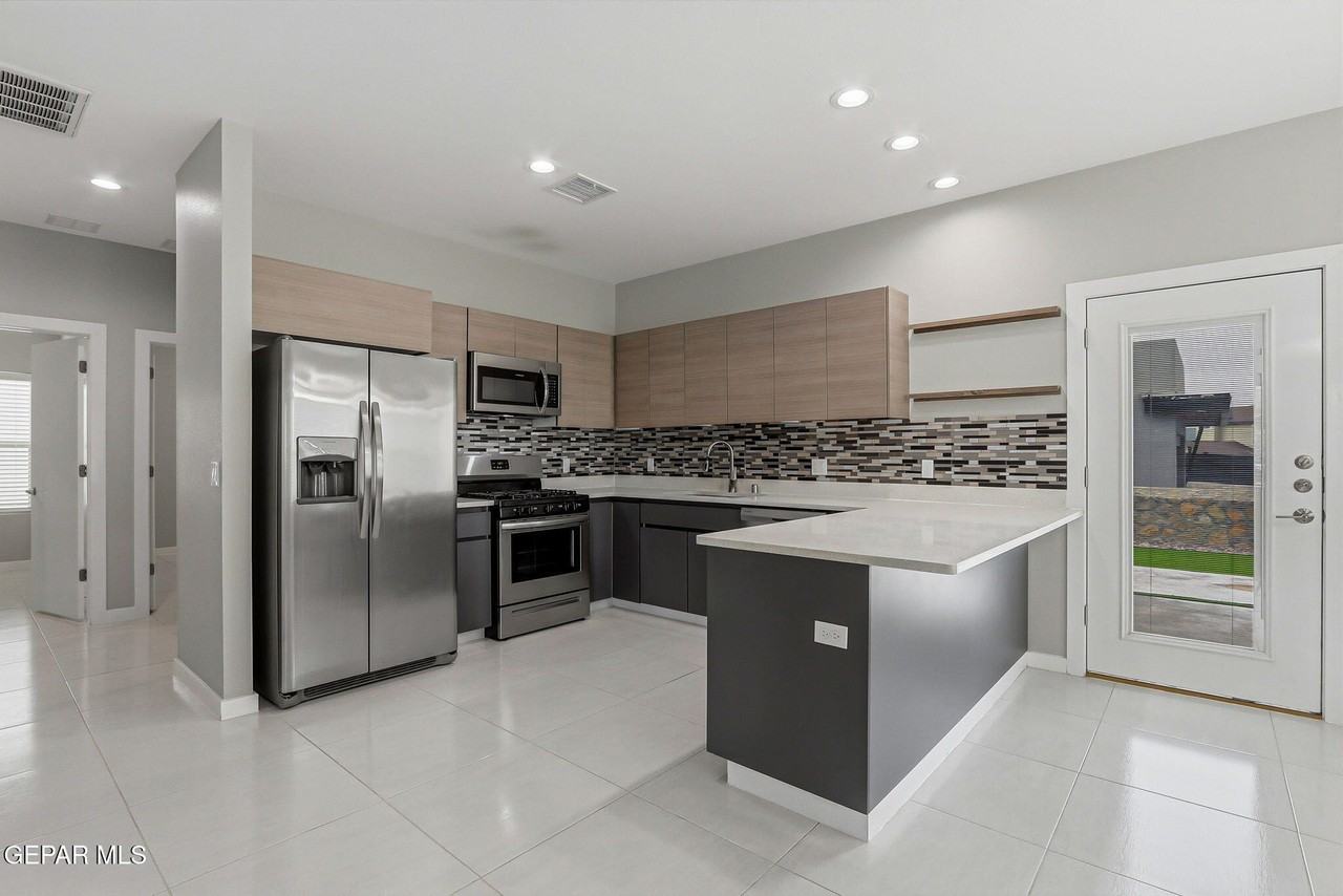 151 N Halstead Dr - Photo 5 of 22