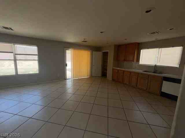 4039 Hollis St - Photo 5 of 12