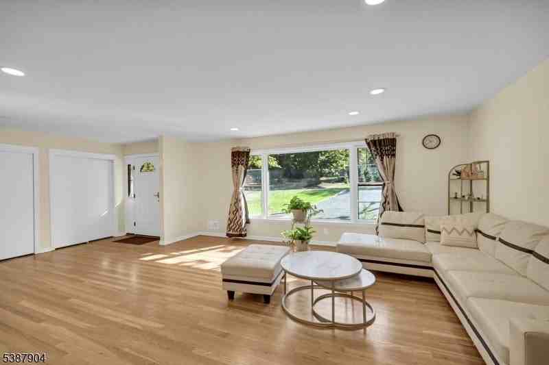 30 Shrewsbury Dr - Photo 5 of 40