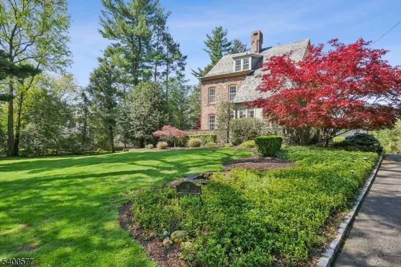 18 Chestnut Pl - Photo 4 of 34