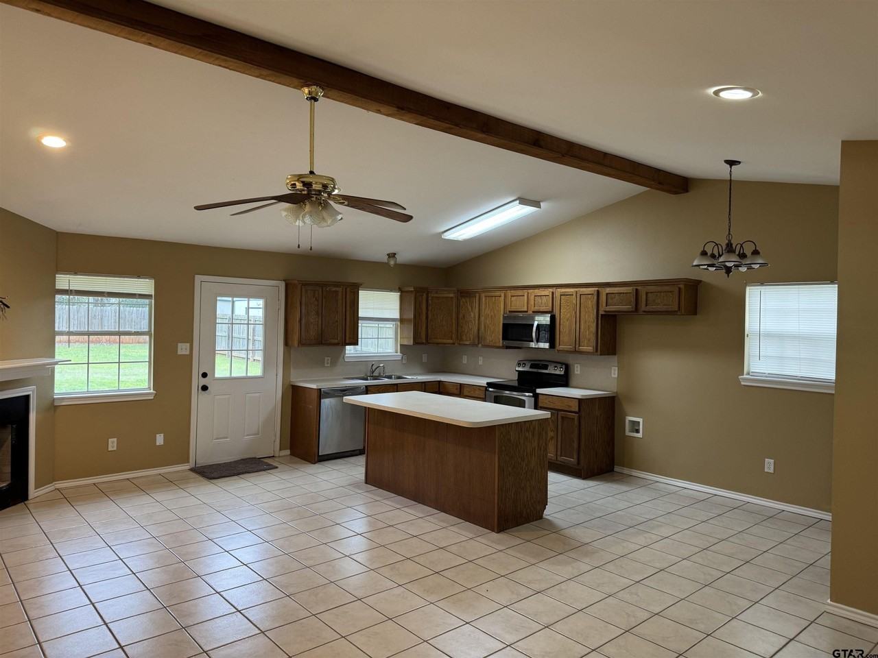 407 Sanders St - Photo 2 of 10