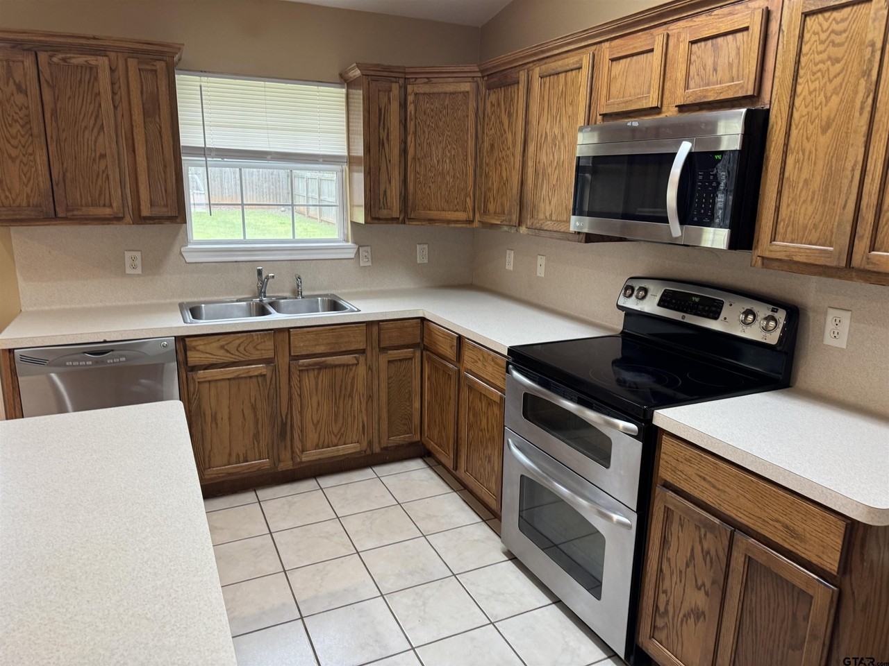 407 Sanders St - Photo 3 of 10