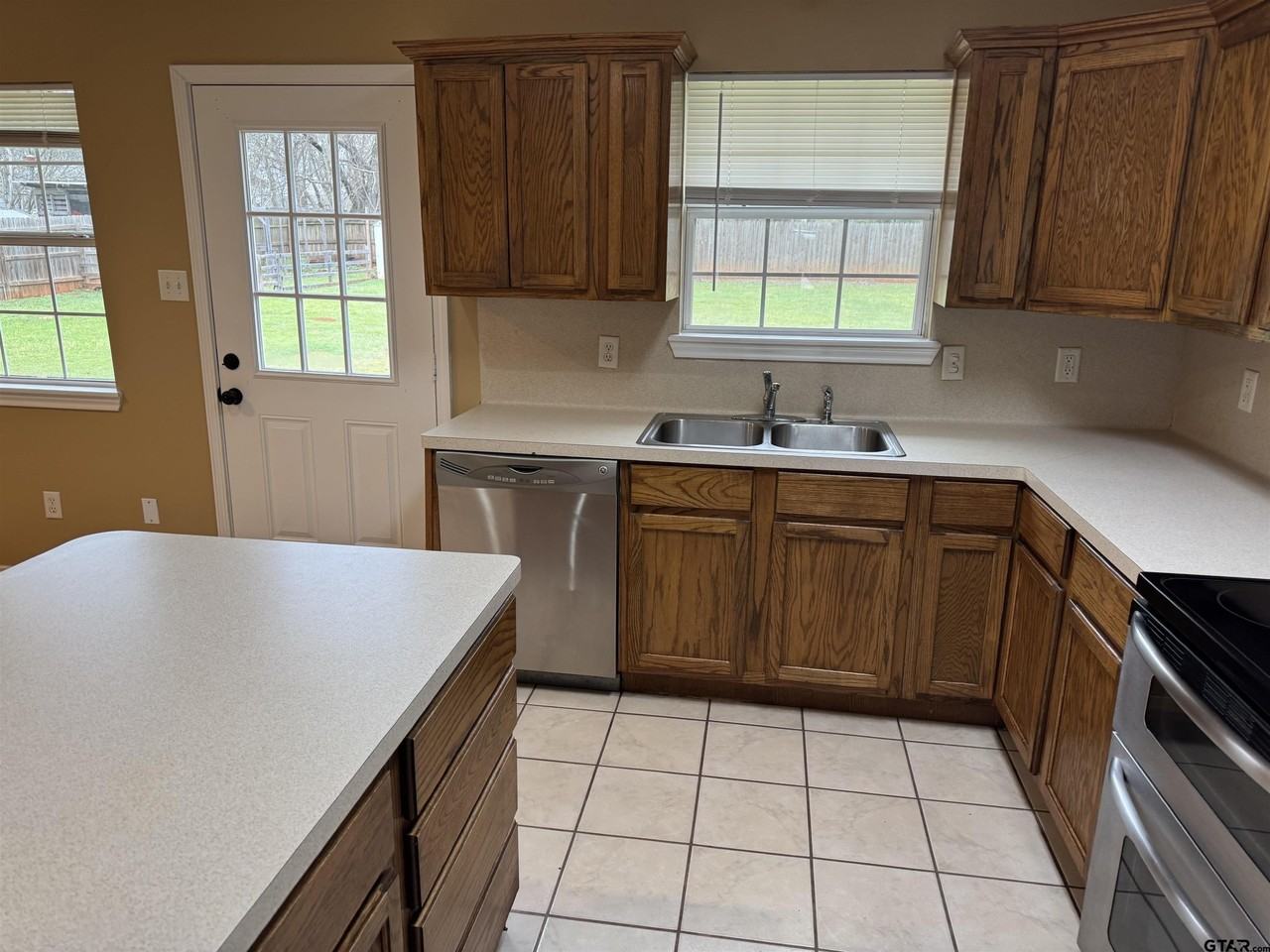 407 Sanders St - Photo 4 of 10